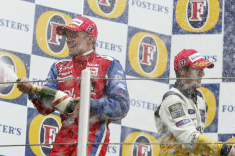 Champagne til de to Renault Development-kørere - Heikki Kovalainen (tv.) og Jose Maria Lopez (th.) (Foto: GP2series)